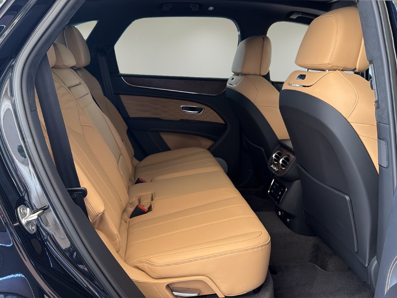 Used 2025 Bentley Bentayga AWD/4WD image 19