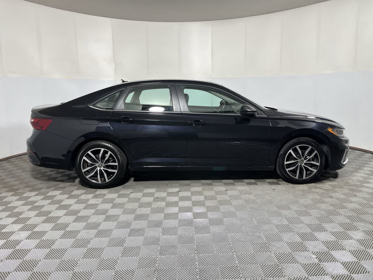 Used 2025 Volkswagen Jetta SE FWD image 9