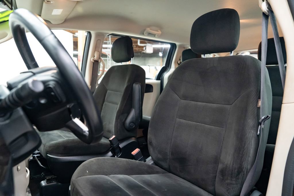 Used 2016 Dodge Grand Caravan American Value Package w/ UConnect Hands-Free Group FWD image 19