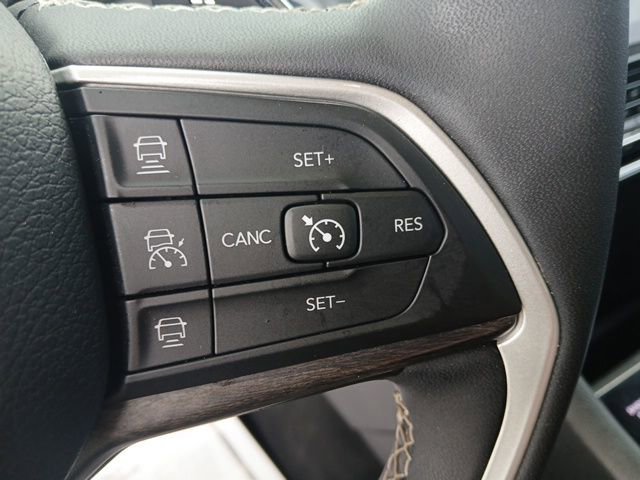 Used 2023 Jeep Grand Cherokee Limited w/ Black Appearance Package AWD/4WD image 16