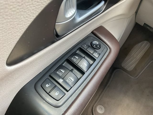 Used 2019 Chrysler Pacifica Touring-L Plus w/ Tire & Wheel Group FWD image 40