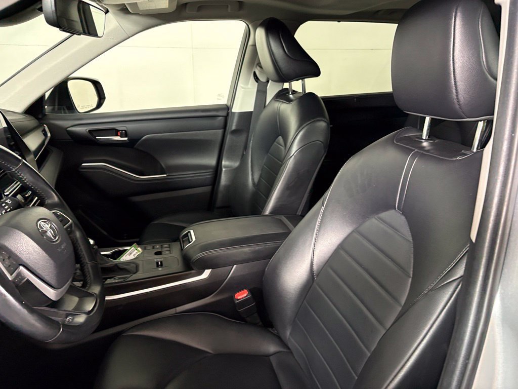 Used 2024 Toyota Highlander XLE FWD image 17