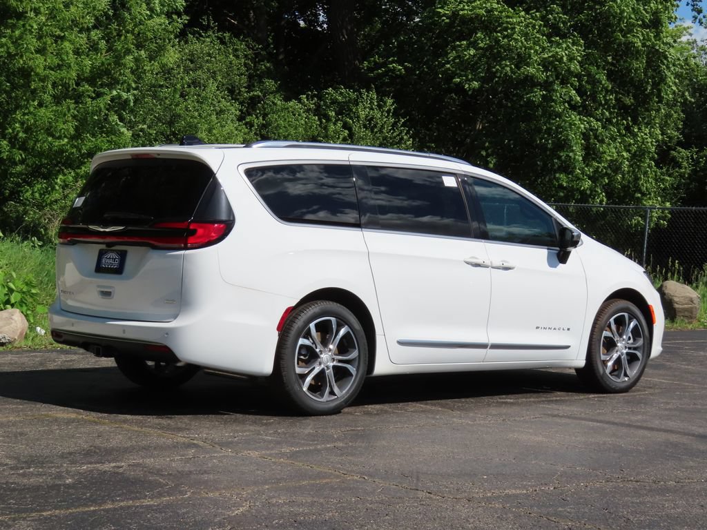 New 2026 Chrysler Pacifica Pinnacle w/ Trailer Tow Group AWD/4WD image 3