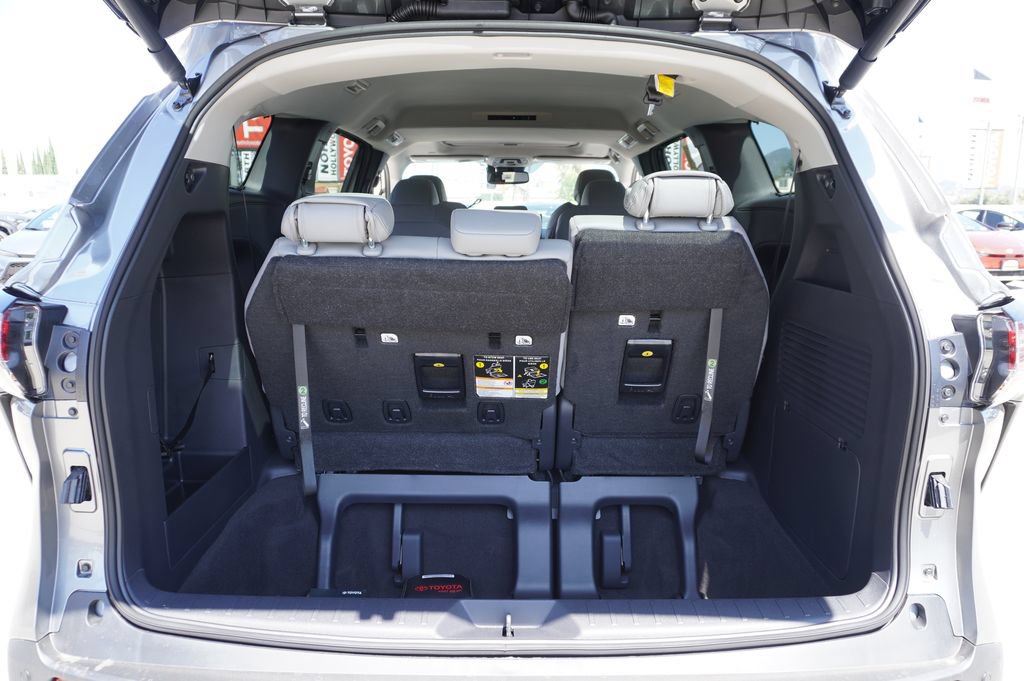 Certified 2026 Toyota Sienna XLE FWD image 8