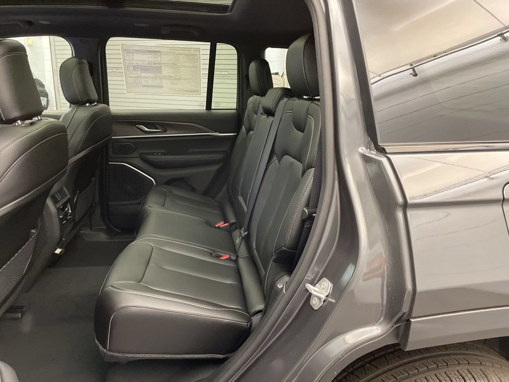 New 2026 Jeep Grand Cherokee Limited w/ Limited Altitude Package AWD/4WD image 17