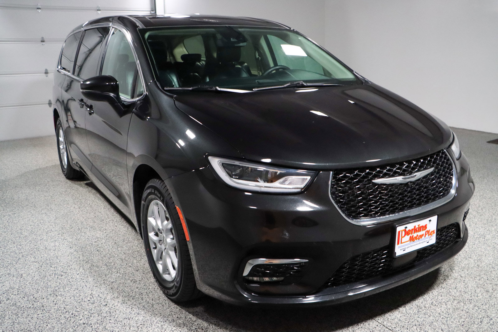 Used 2023 Chrysler Pacifica Touring-L image 5