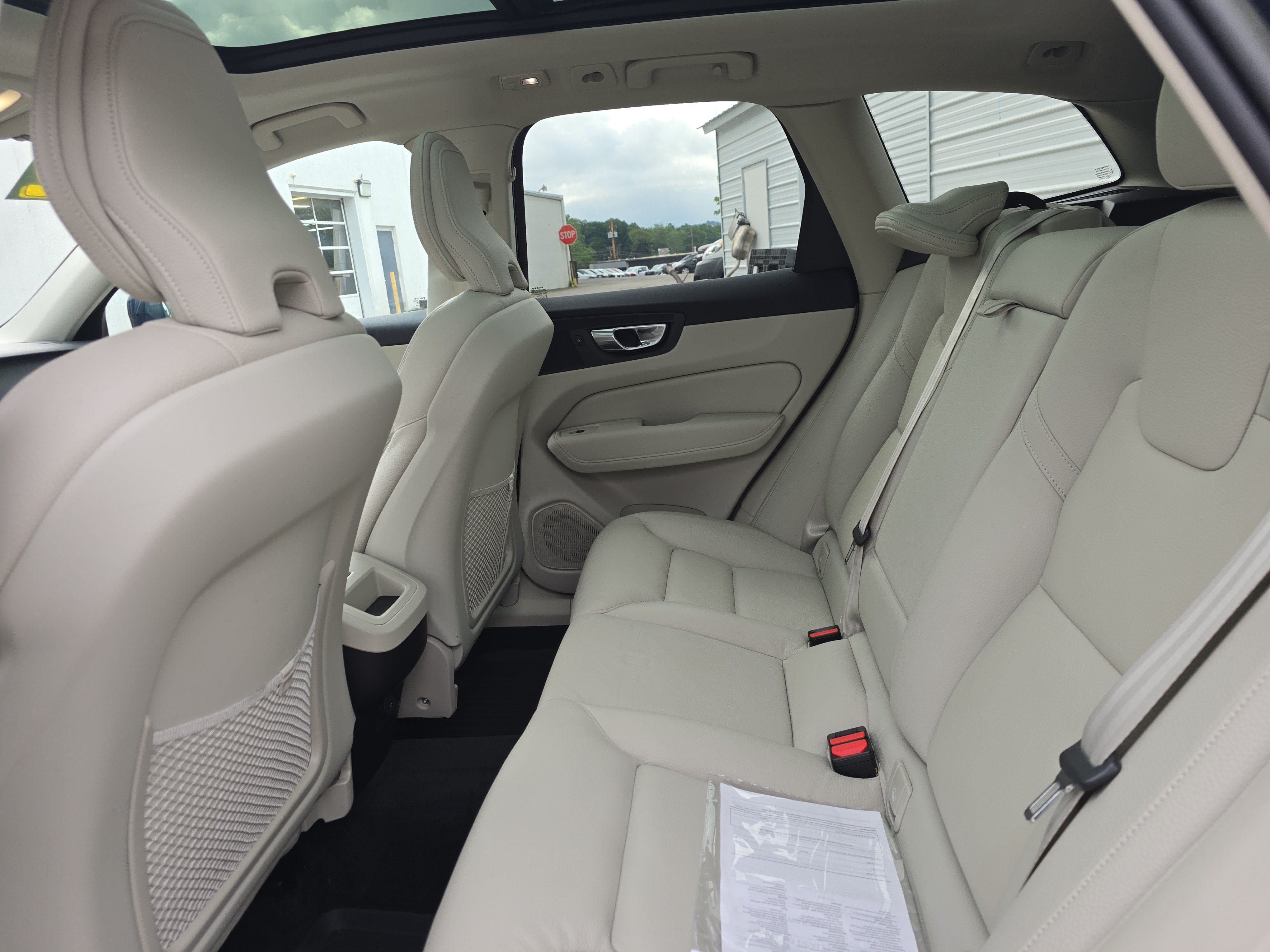 Used 2022 Volvo XC60 B5 Momentum w/ Climate Package AWD/4WD image 16