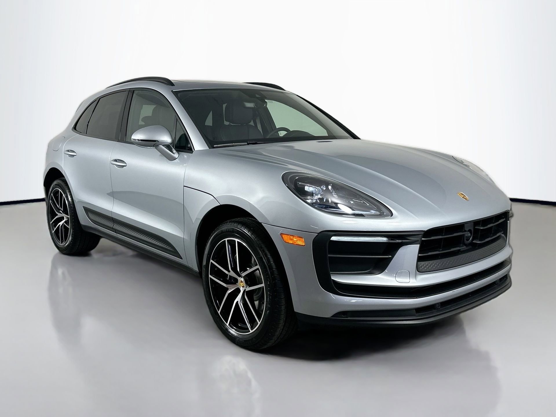 Certified 2025 Porsche Macan image 9