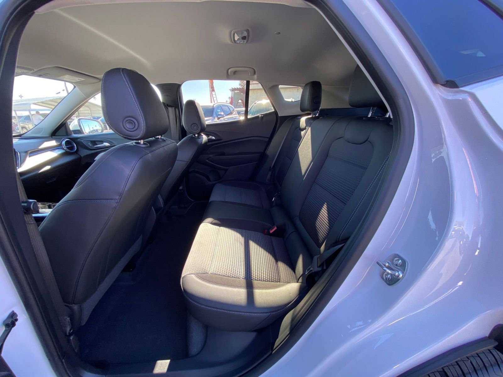 Used 2025 Chevrolet Trax LT w/ LT Convenience Package image 25