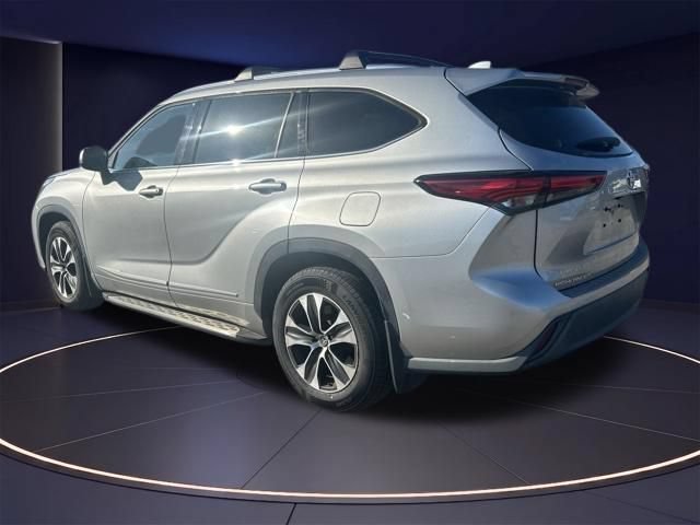 Used 2021 Toyota Highlander XLE FWD image 2