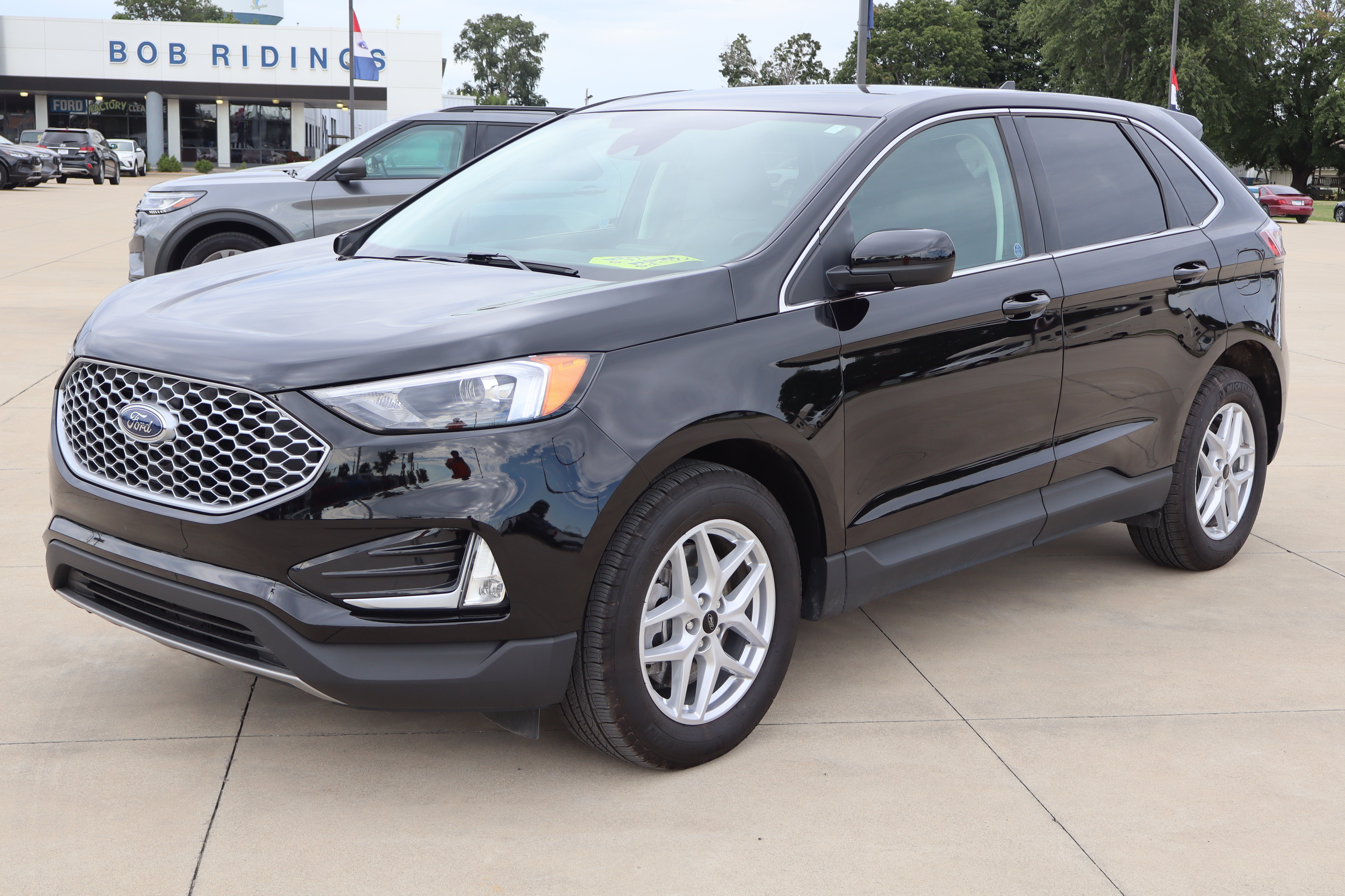 Used 2024 Ford Edge SEL w/ Convenience Package AWD/4WD image 2