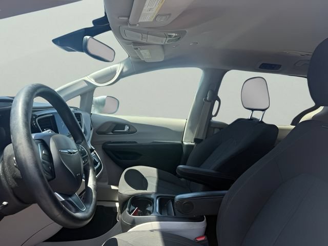 Used 2020 Chrysler Pacifica Touring w/ Advanced Safetytec Group FWD image 13