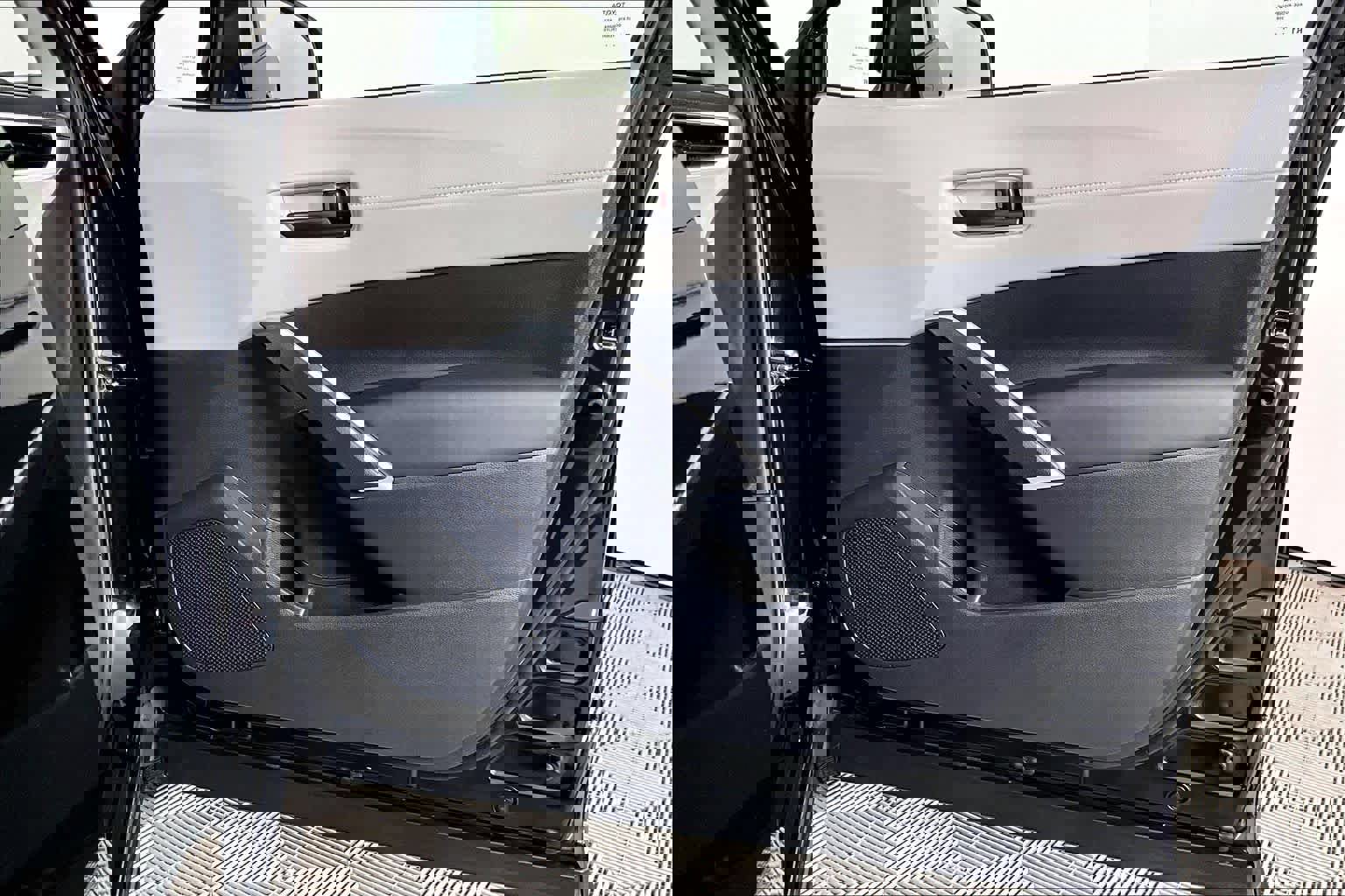 Used 2025 Toyota Corolla Cross L image 21