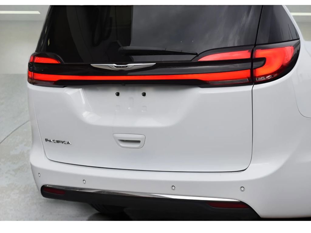 Used 2024 Chrysler Pacifica Touring-L image 28