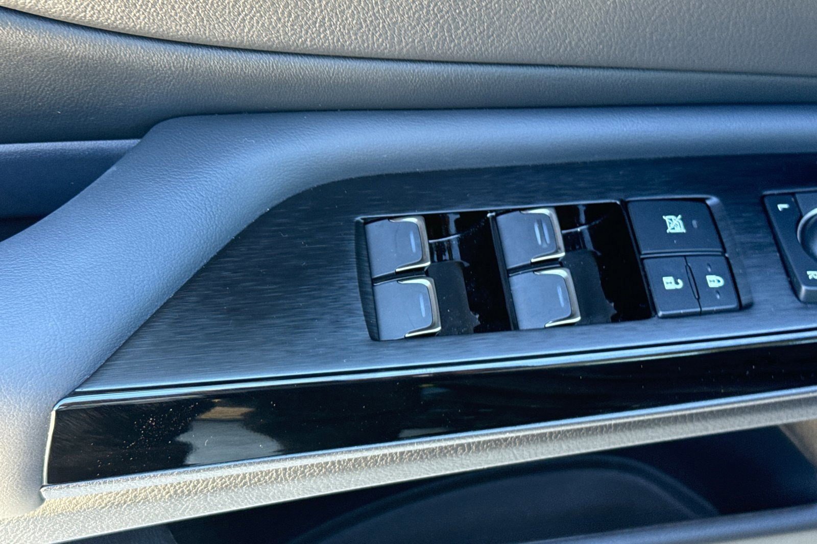 Used 2025 Lexus ES 300h w/ Luxury Package image 12