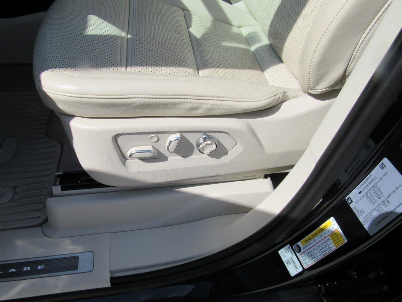 Used 2021 Cadillac Escalade Premium Luxury Platinum AWD/4WD image 18