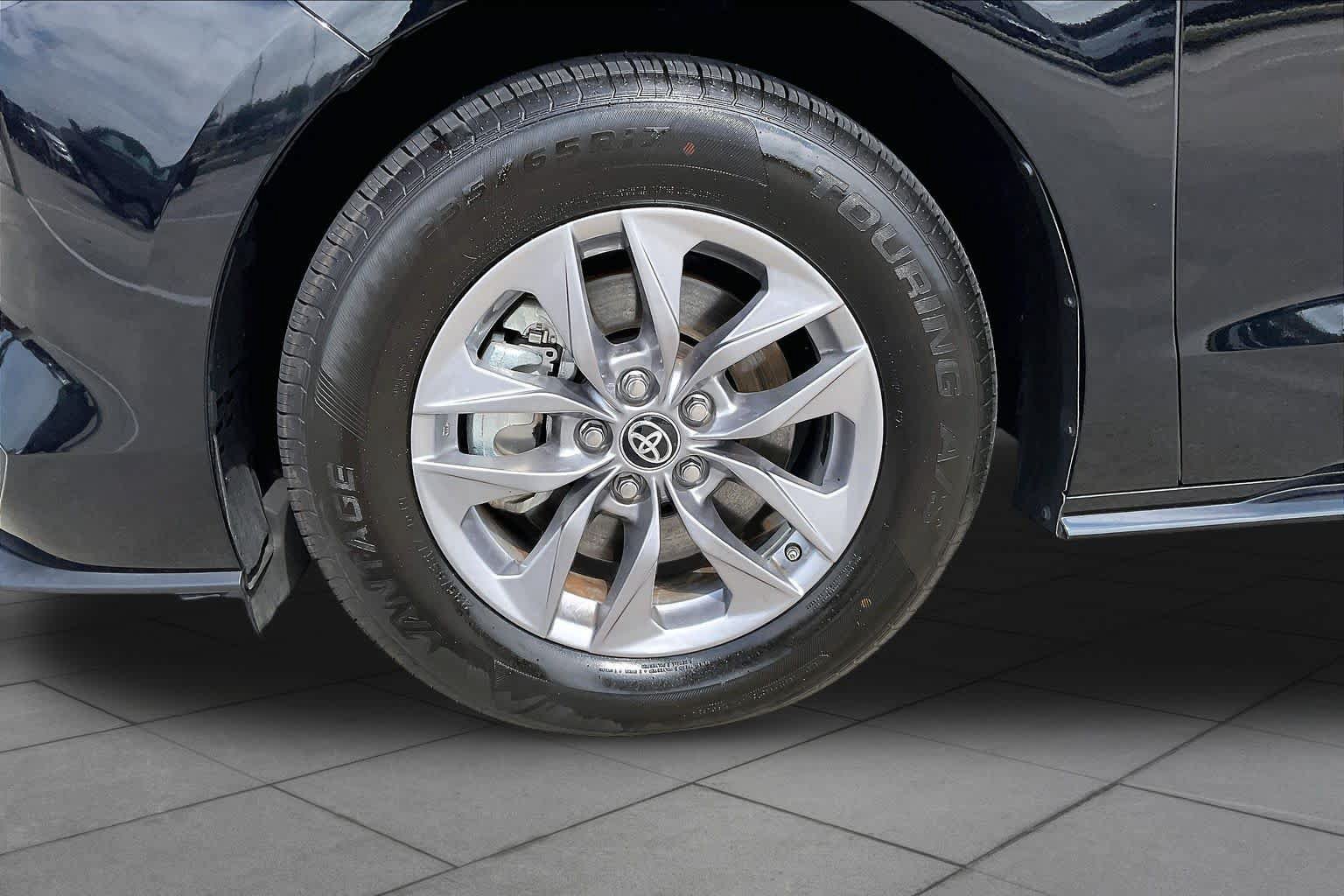 Used 2025 Toyota Sienna LE FWD image 11