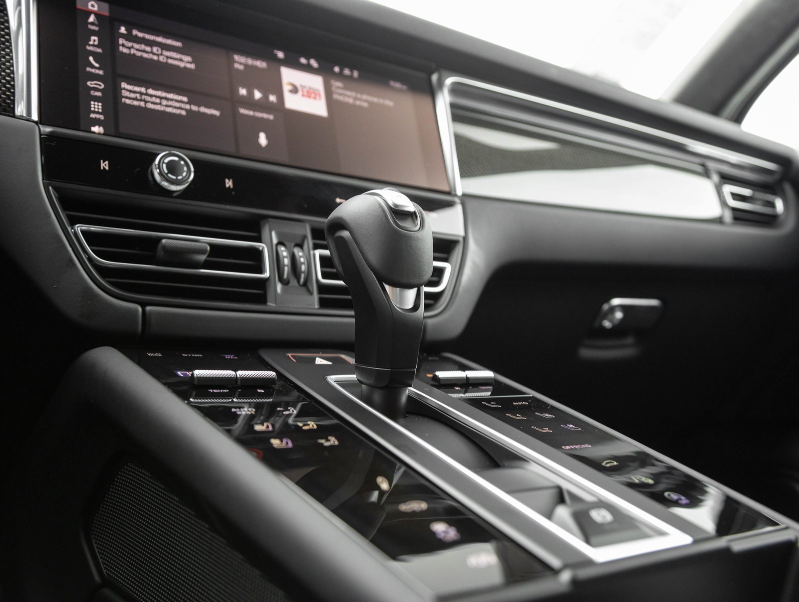 New 2026 Porsche Macan GTS image 27