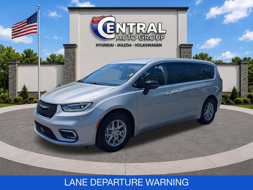 Used 2024 Chrysler Pacifica Touring-L FWD image 3