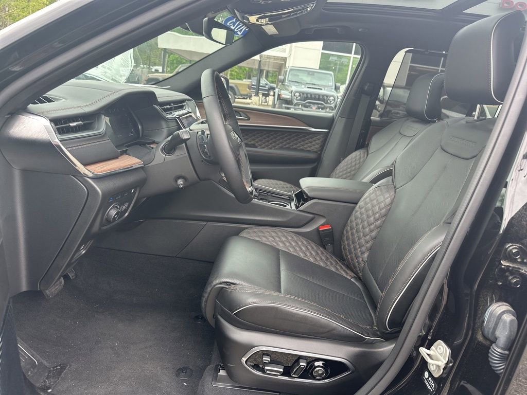 Used 2023 Jeep Grand Cherokee Summit w/ Luxury Tech Group V image 12