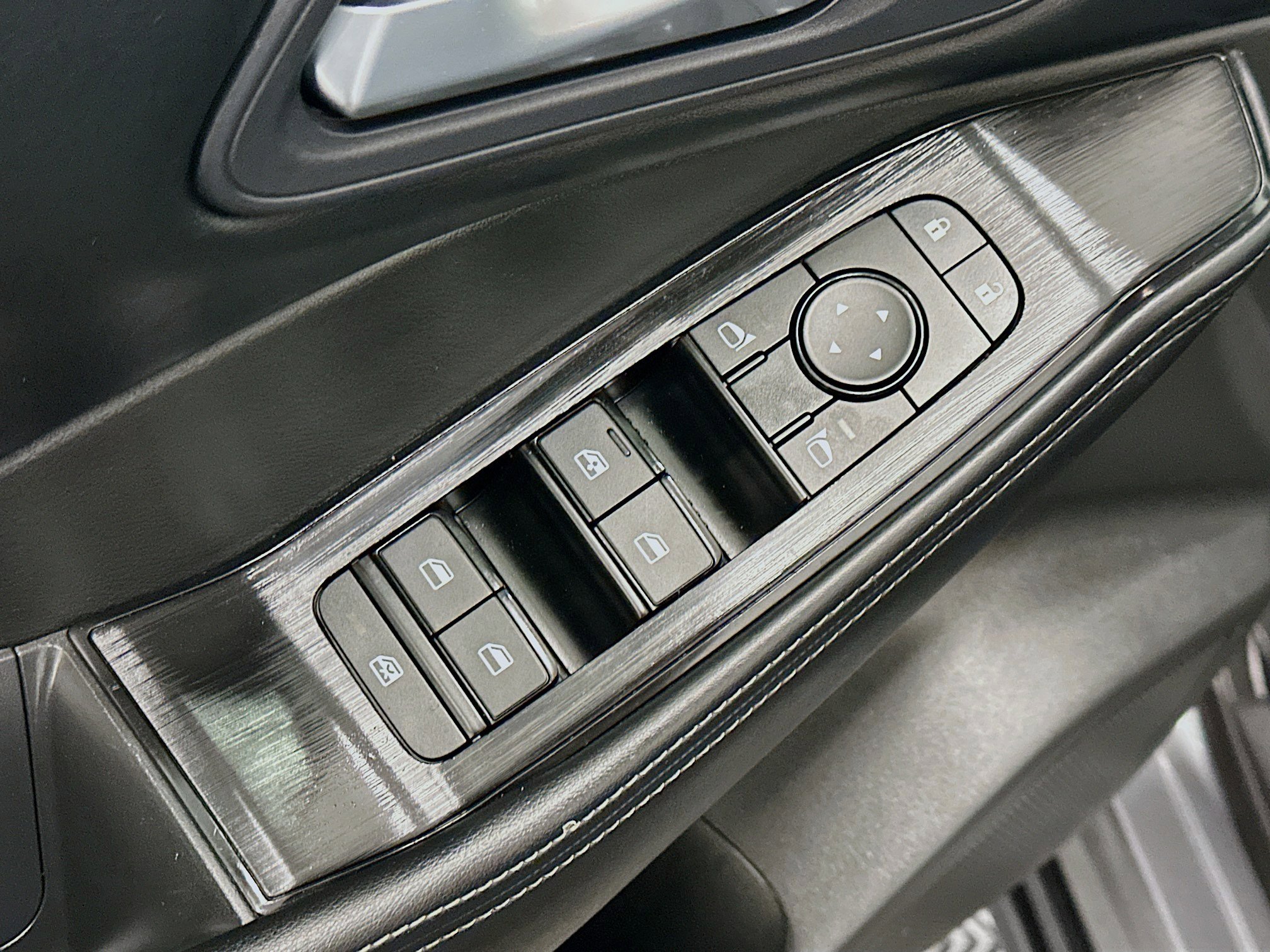 Used 2025 Nissan Rogue SV image 15