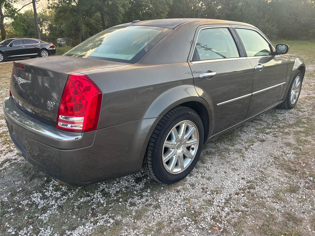 Used 2010 Chrysler 300 C w/ Luxury Group II RWD image 4