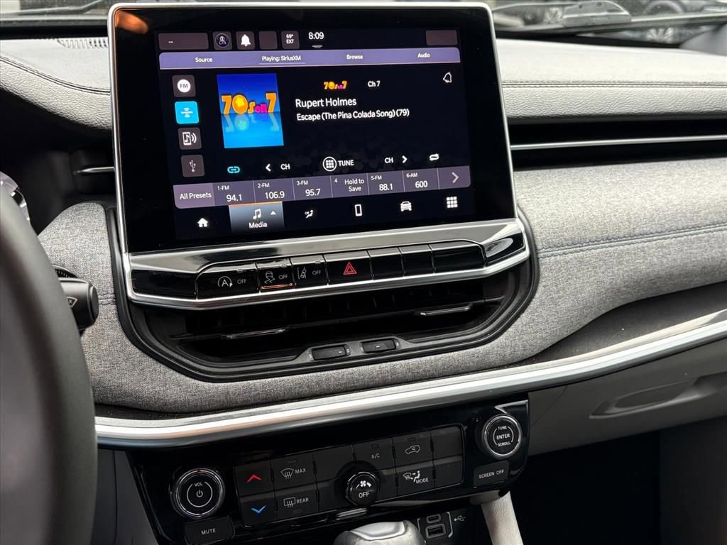 Used 2024 Jeep Compass Latitude image 11