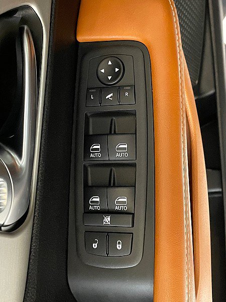 Used 2025 Chrysler Pacifica Pinnacle FWD image 27