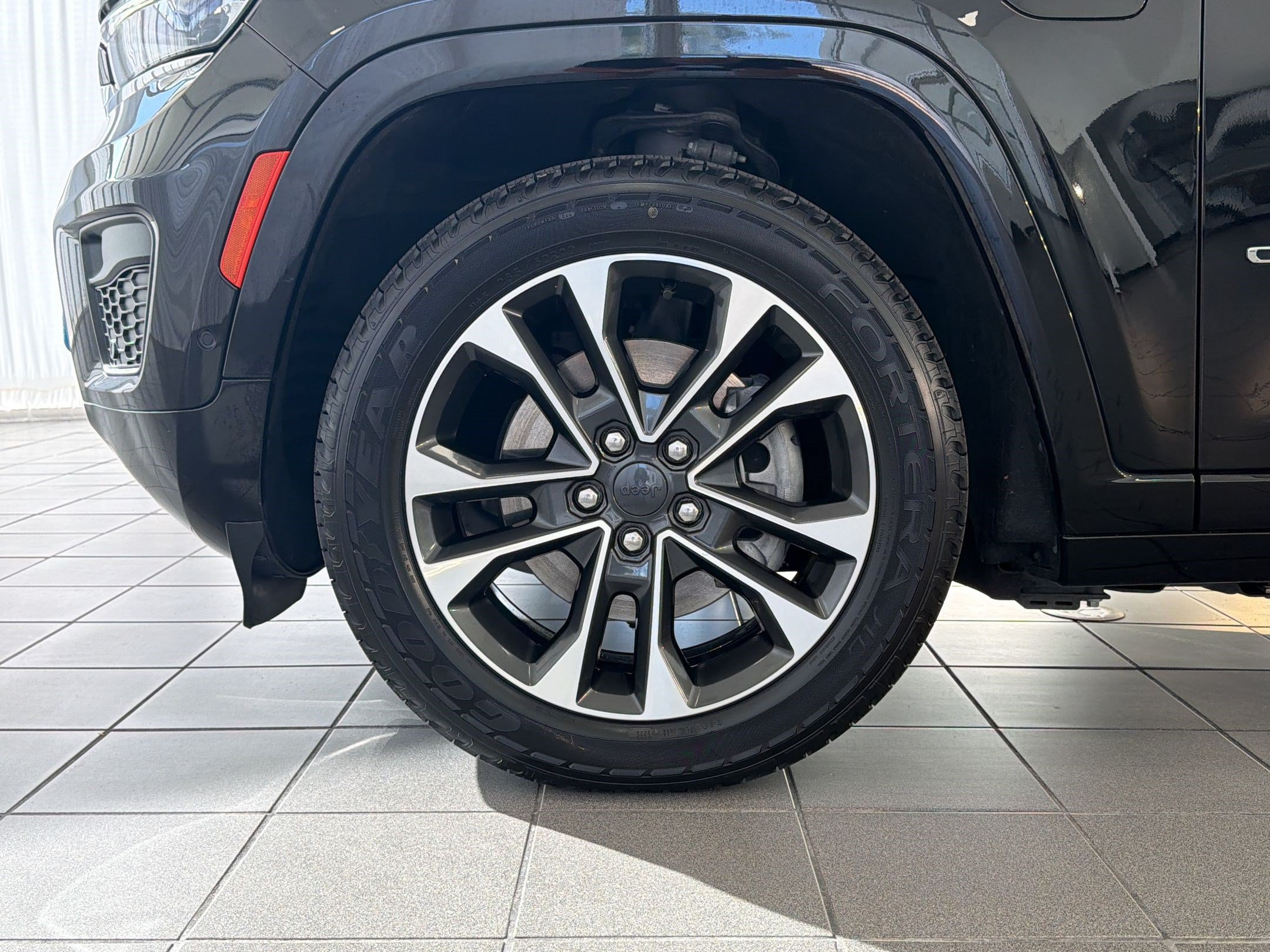 Used 2023 Jeep Grand Cherokee Overland w/ Luxury Tech Group IV AWD/4WD image 13