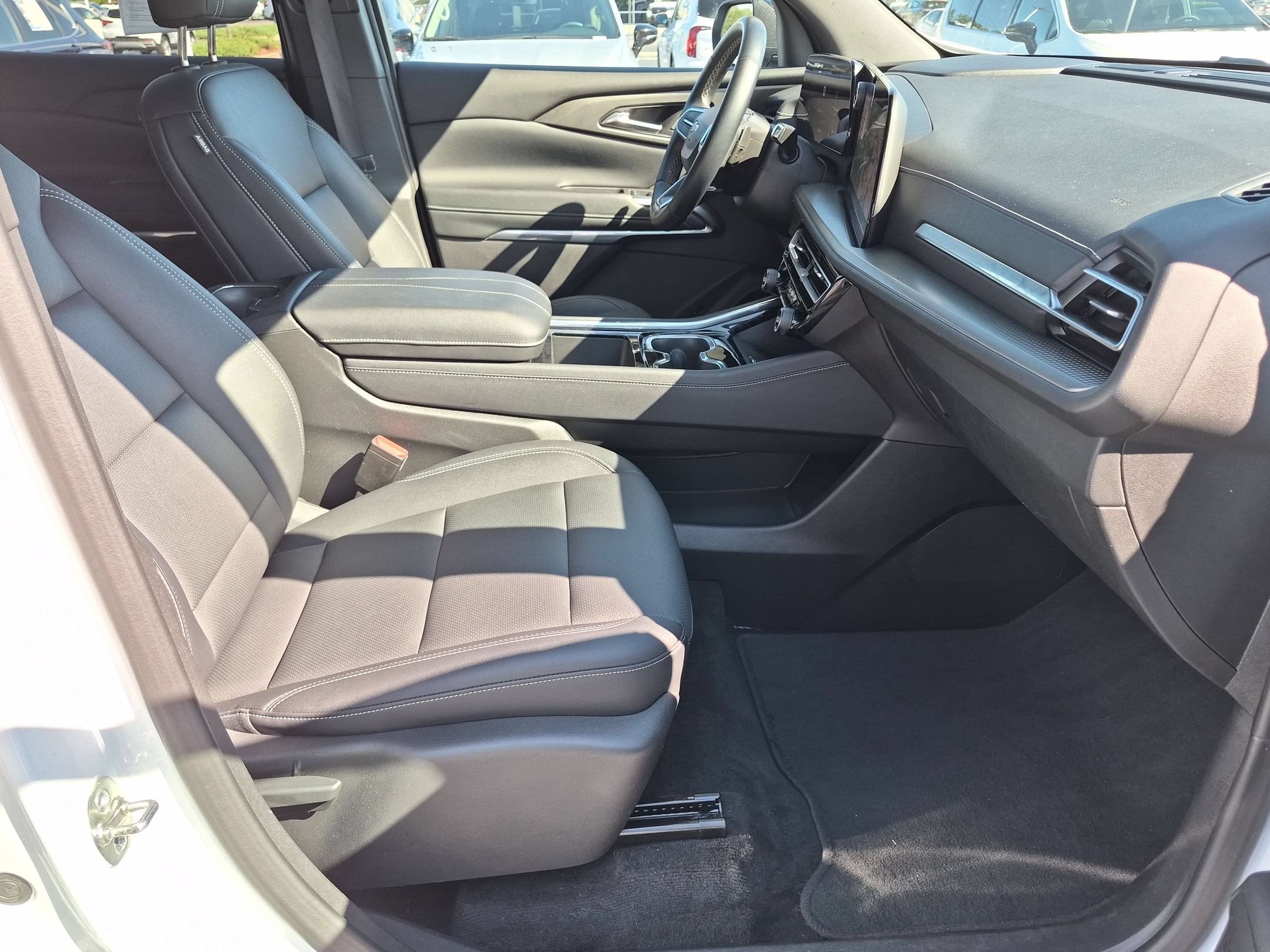 Used 2025 Chevrolet Traverse LT FWD image 39