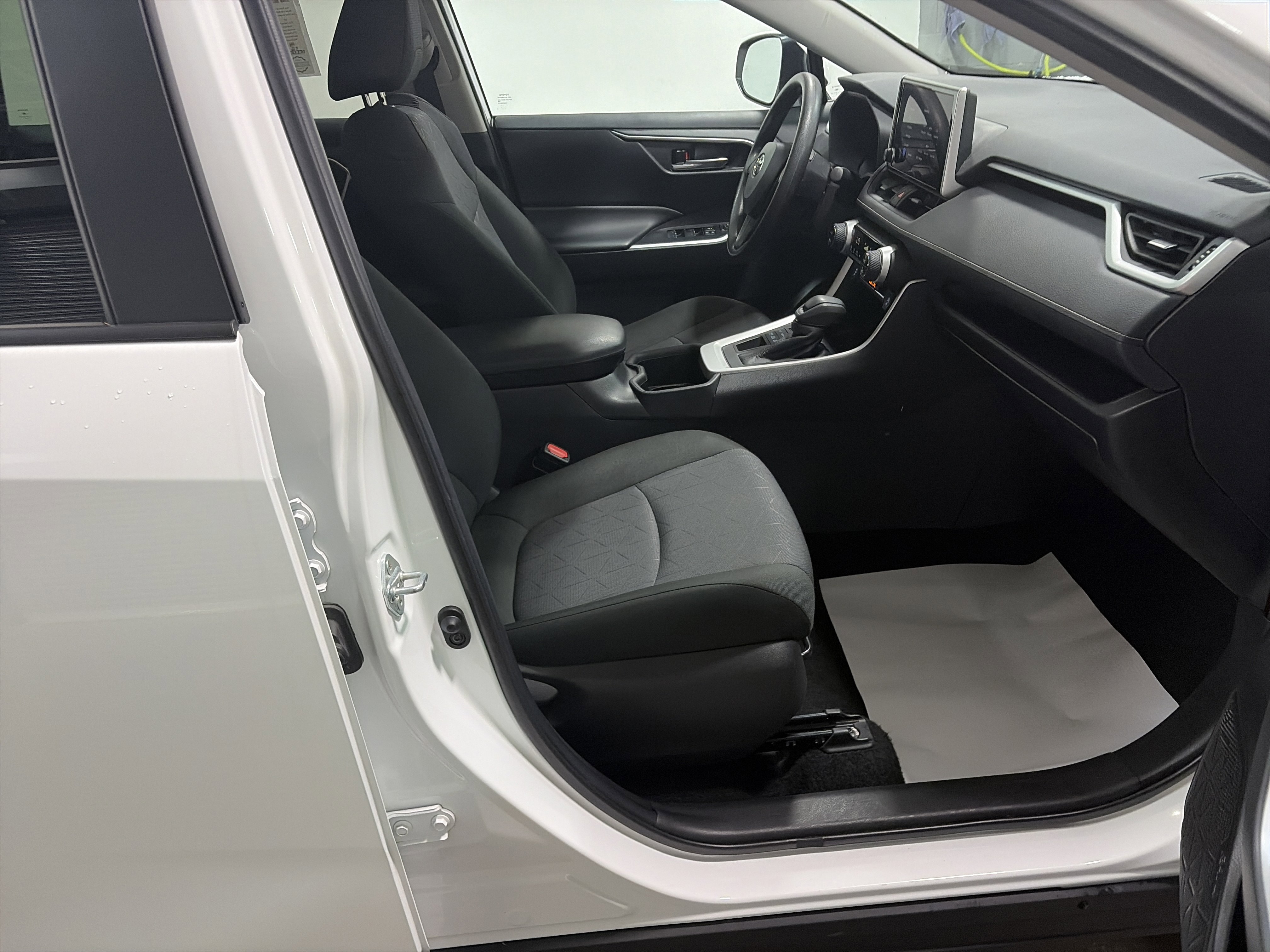 Used 2024 Toyota RAV4 XLE AWD/4WD image 28