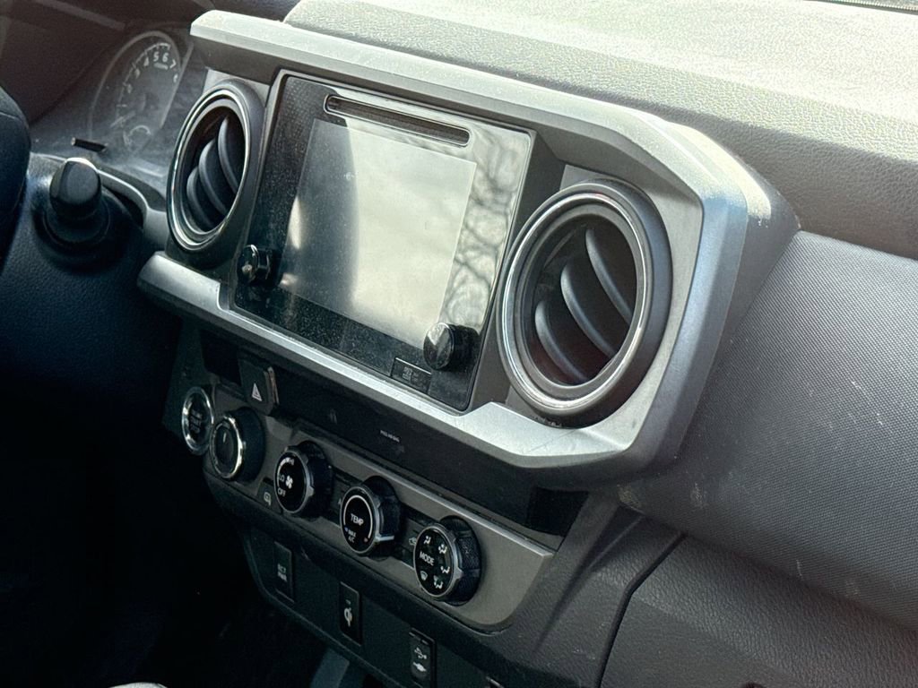 Used 2018 Toyota Tacoma TRD Off-Road image 14