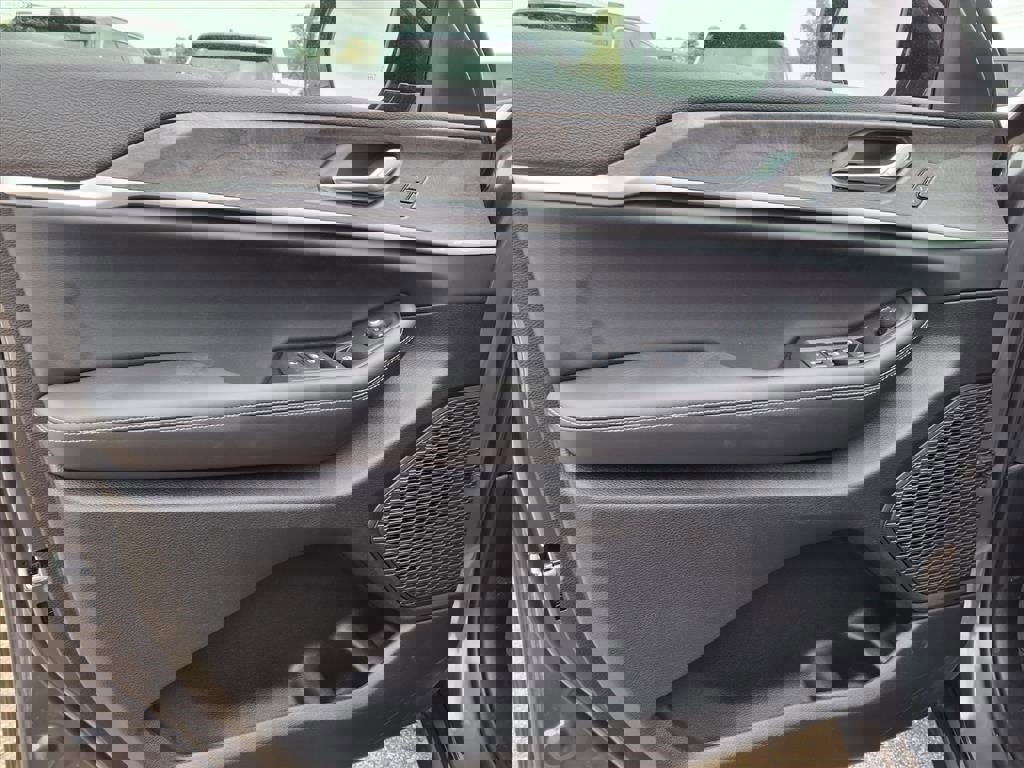 New 2025 Jeep Grand Cherokee Limited w/ Luxury Tech Group II image 16