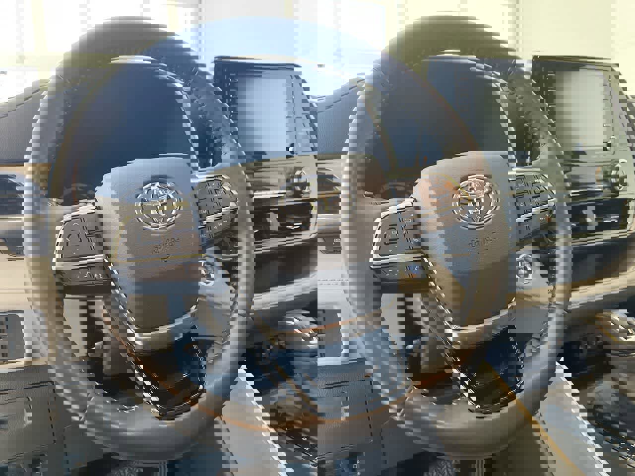 Used 2020 Toyota Highlander XLE image 14