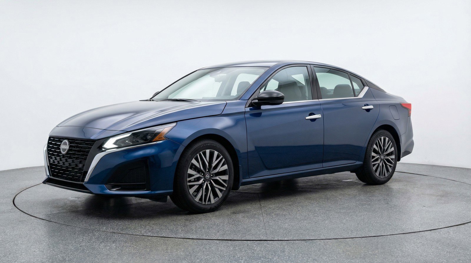 Used 2025 Nissan Altima 2.5 SV image 3