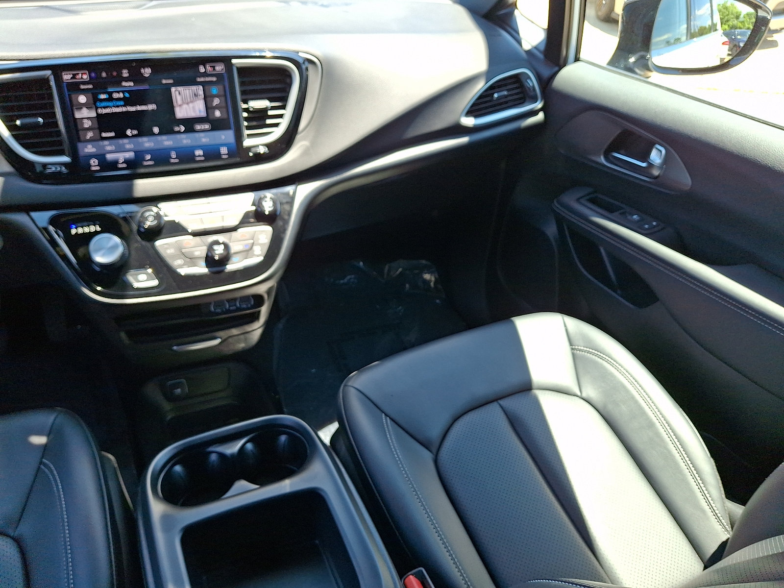 Used 2025 Chrysler Pacifica Select FWD image 16