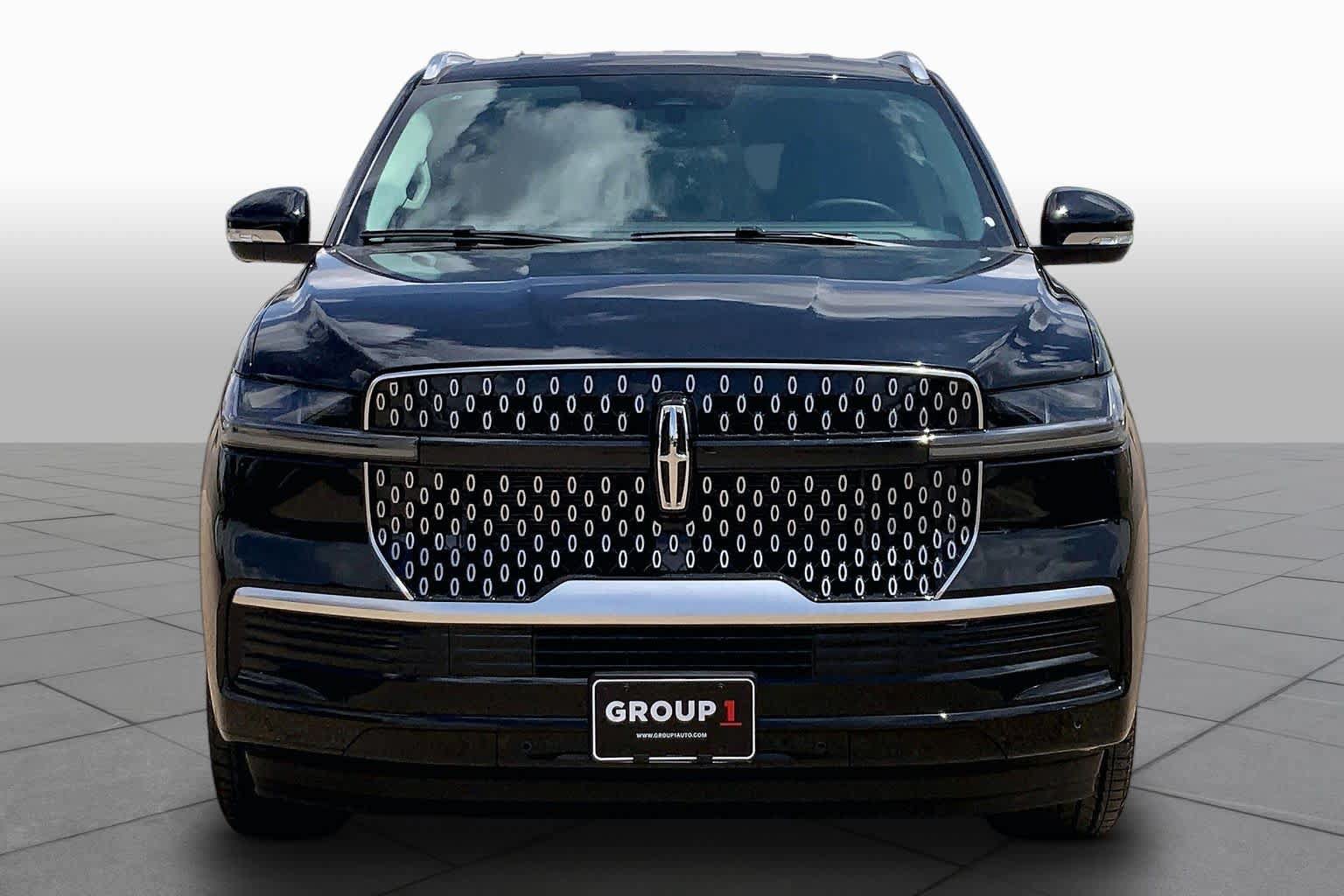 New 2026 Lincoln Navigator Premiere AWD/4WD image 3
