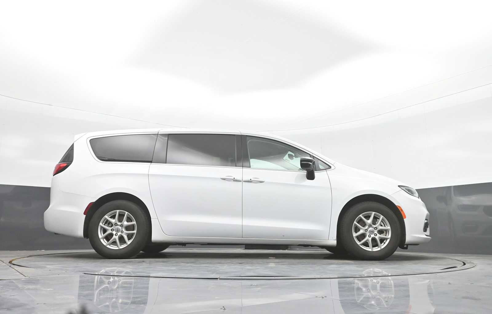 Used 2024 Chrysler Pacifica Touring-L image 25