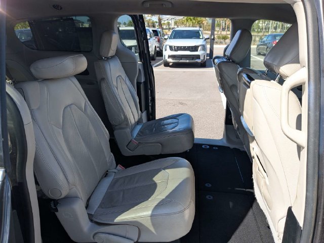 Used 2017 Chrysler Pacifica Touring-L Plus FWD image 14