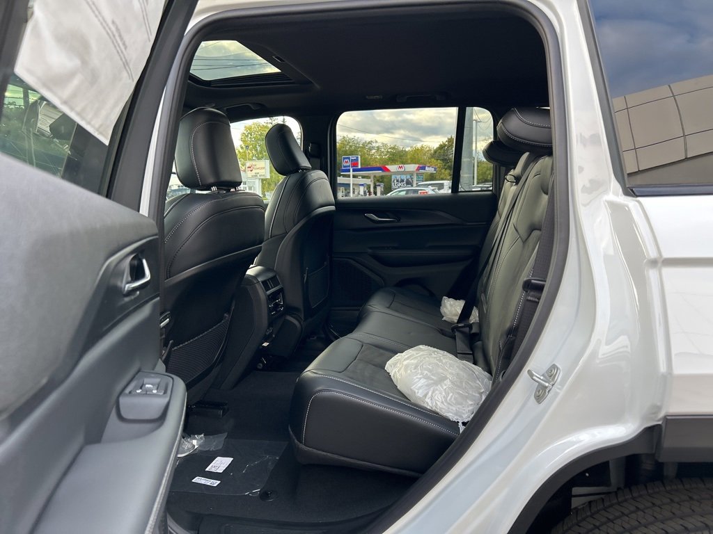 New 2025 Jeep Grand Cherokee Altitude image 10