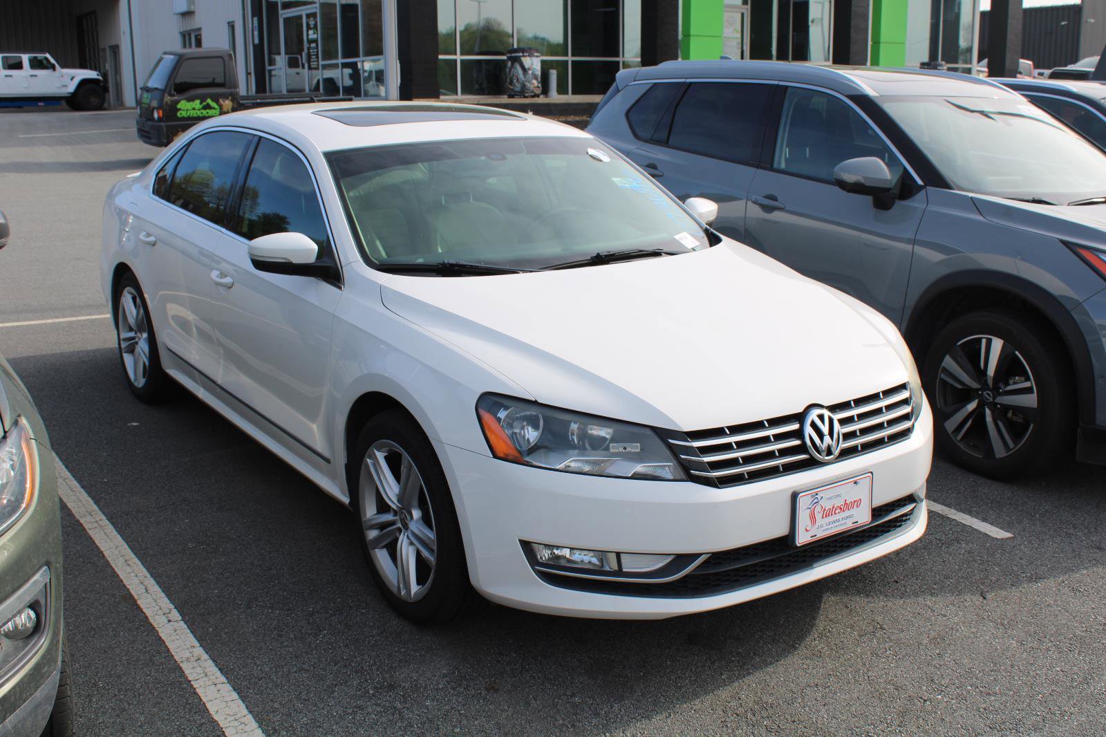 Used 2015 Volkswagen Passat TDI SEL Premium image 3