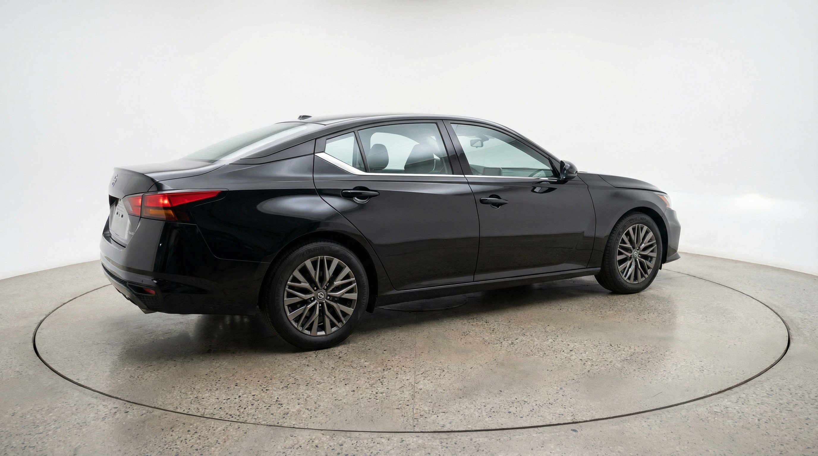 Used 2025 Nissan Altima 2.5 SV image 9