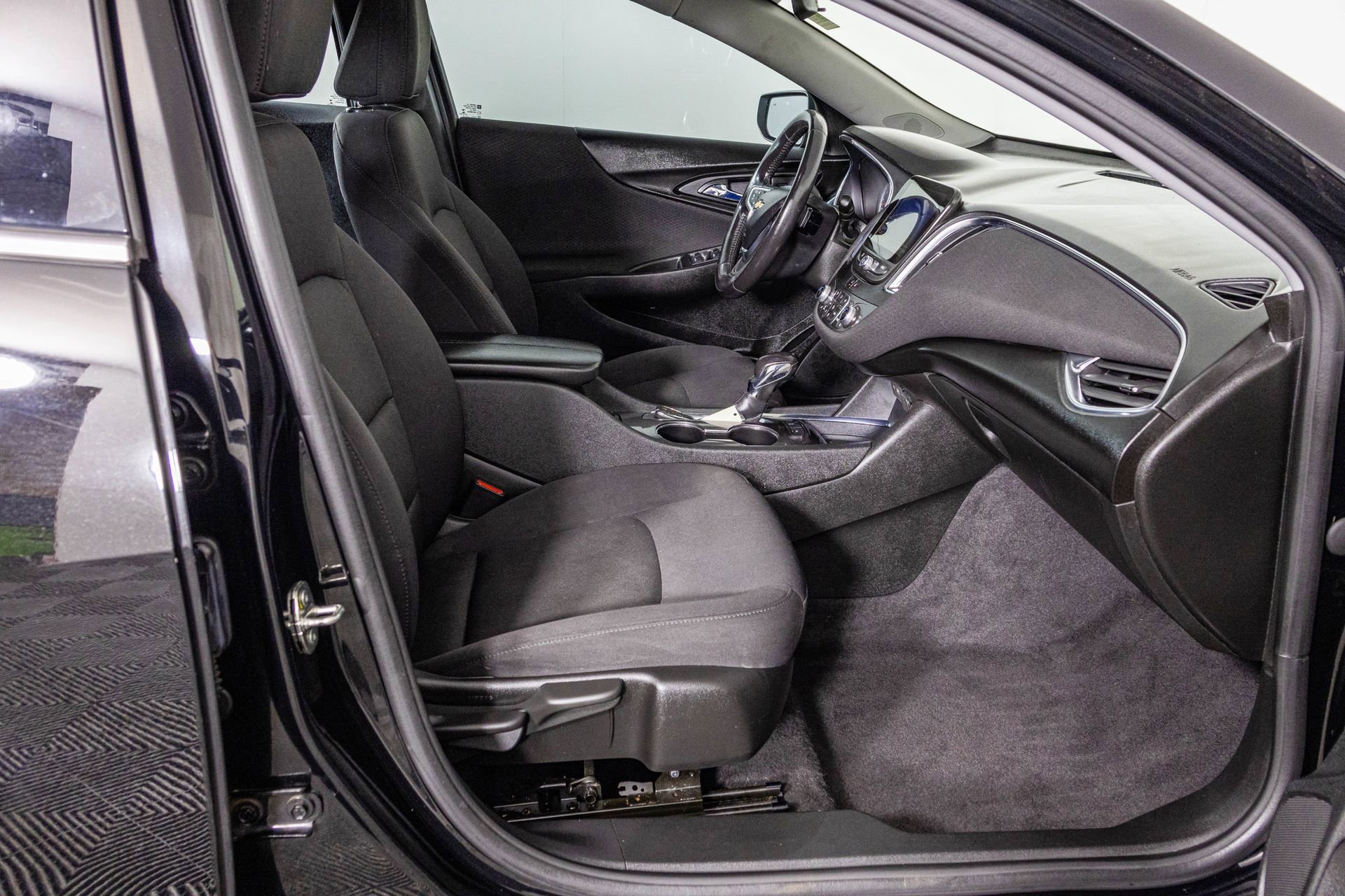 Used 2021 Chevrolet Malibu LT w/ Midnight Edition image 43