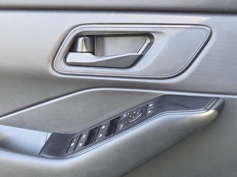 Used 2024 Nissan Rogue S image 27
