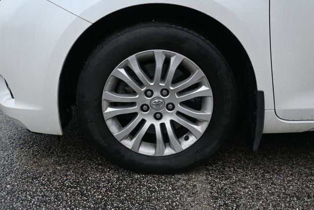 Used 2015 Toyota Sienna XLE image 6