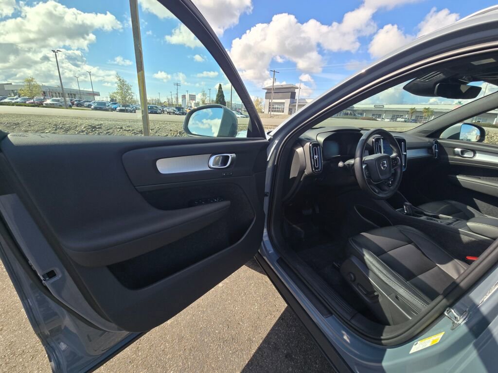 Used 2020 Volvo XC40 T5 Momentum w/ Protection Package image 16