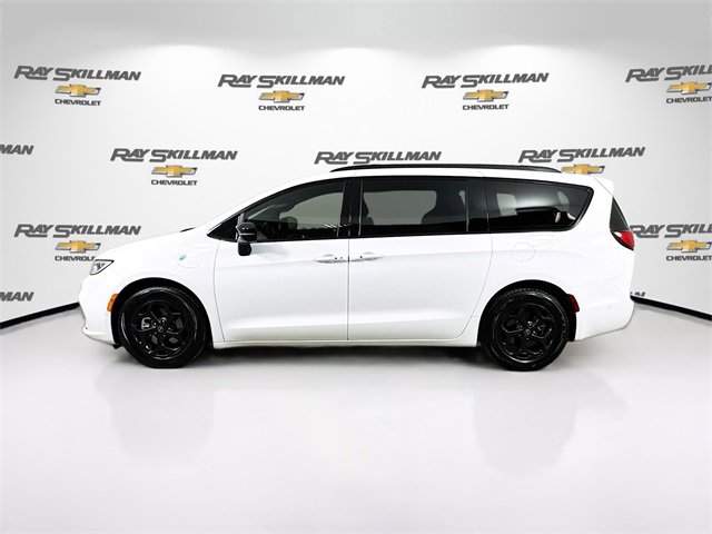 Used 2025 Chrysler Pacifica Premium image 4