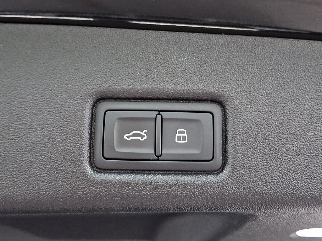 Used 2025 Audi Q5 Premium w/ Convenience Package AWD/4WD image 30