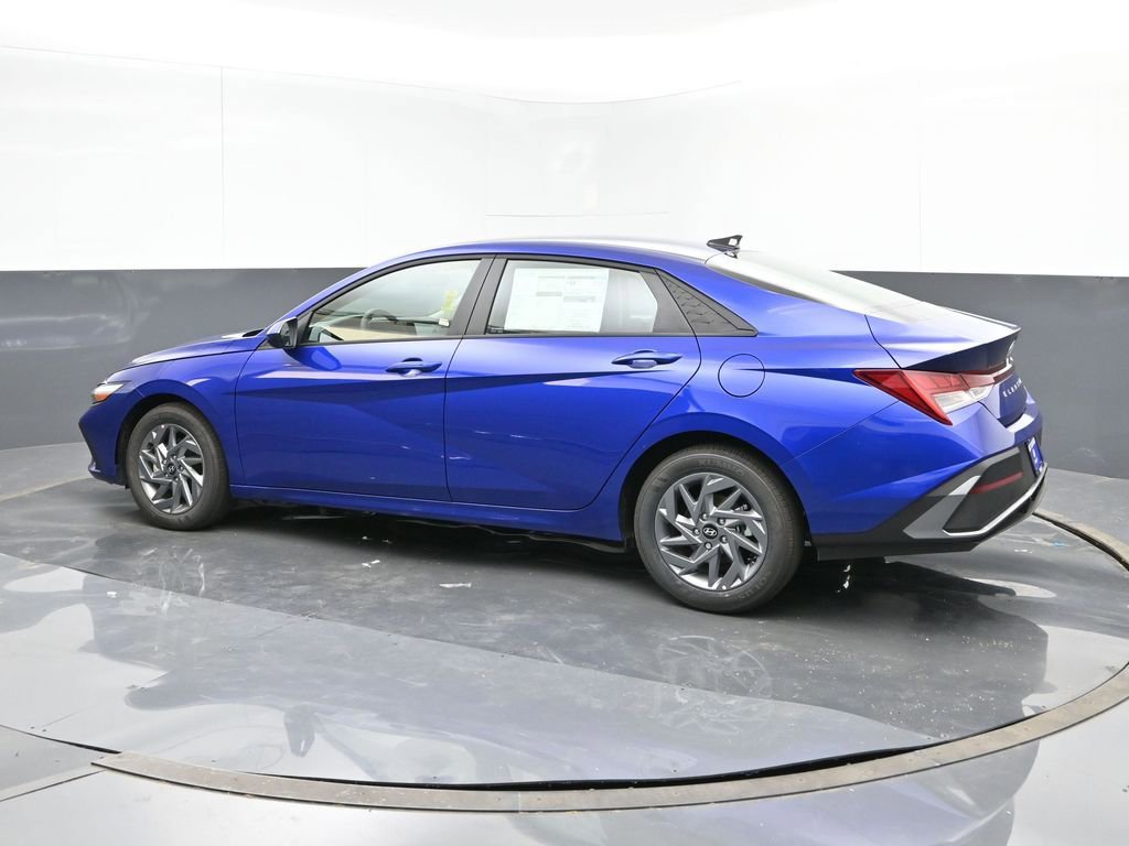 New 2024 Hyundai Elantra Blue image 3