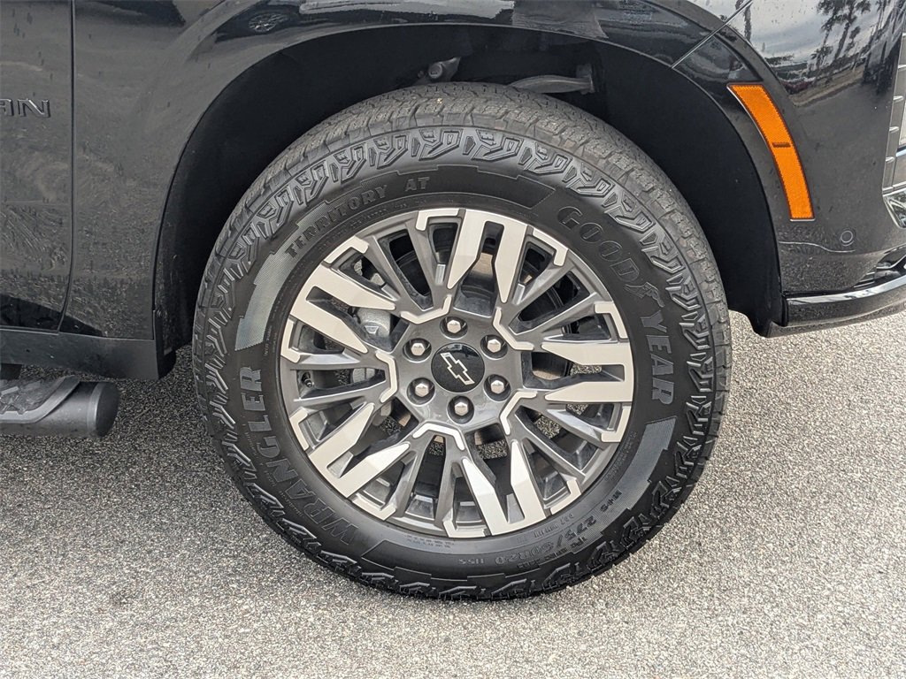 Used 2025 Chevrolet Suburban Z71 image 10